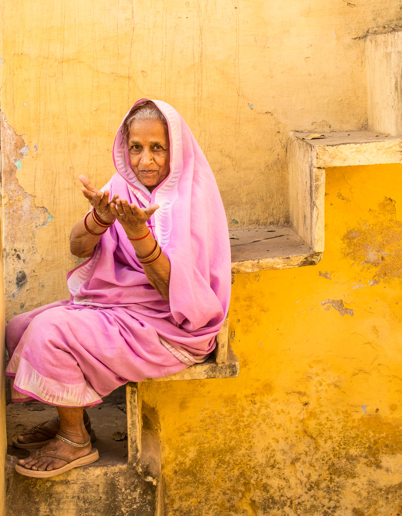 India-Bundi-PinkSari-Yellow-Wall