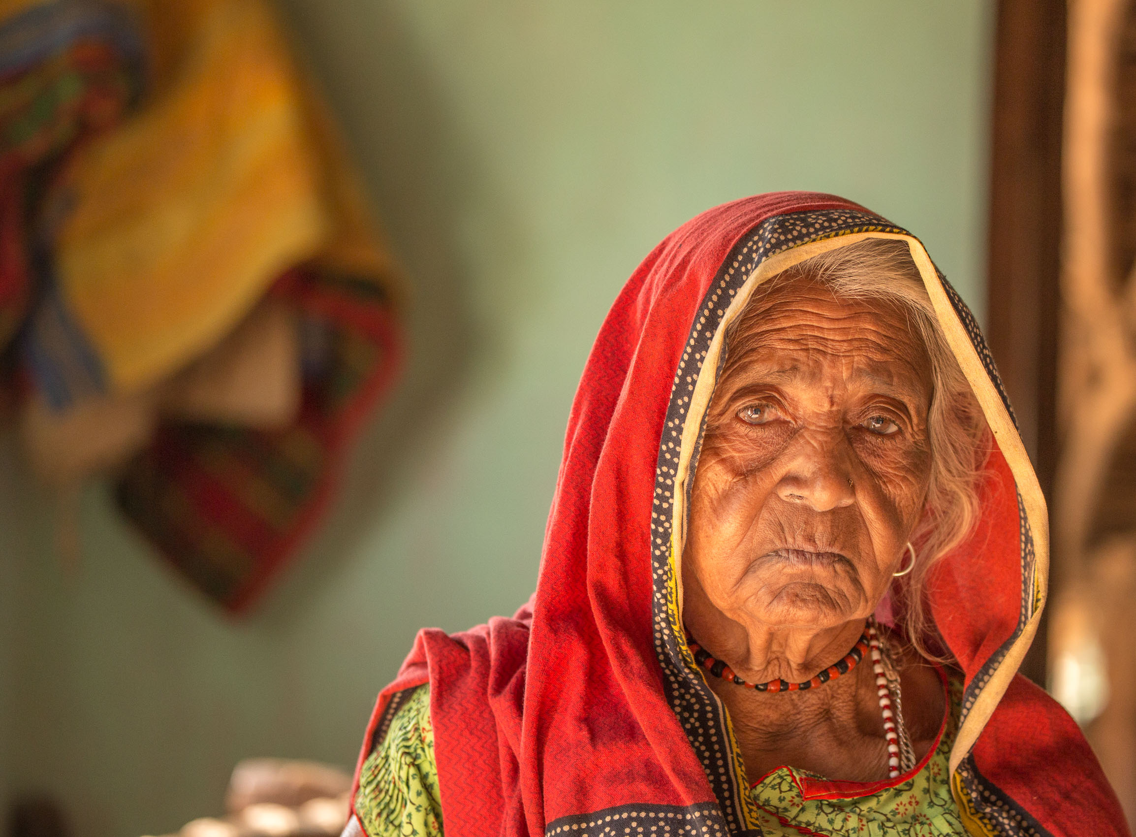 India-Gujarat-Old-Woman-Red-Shawl