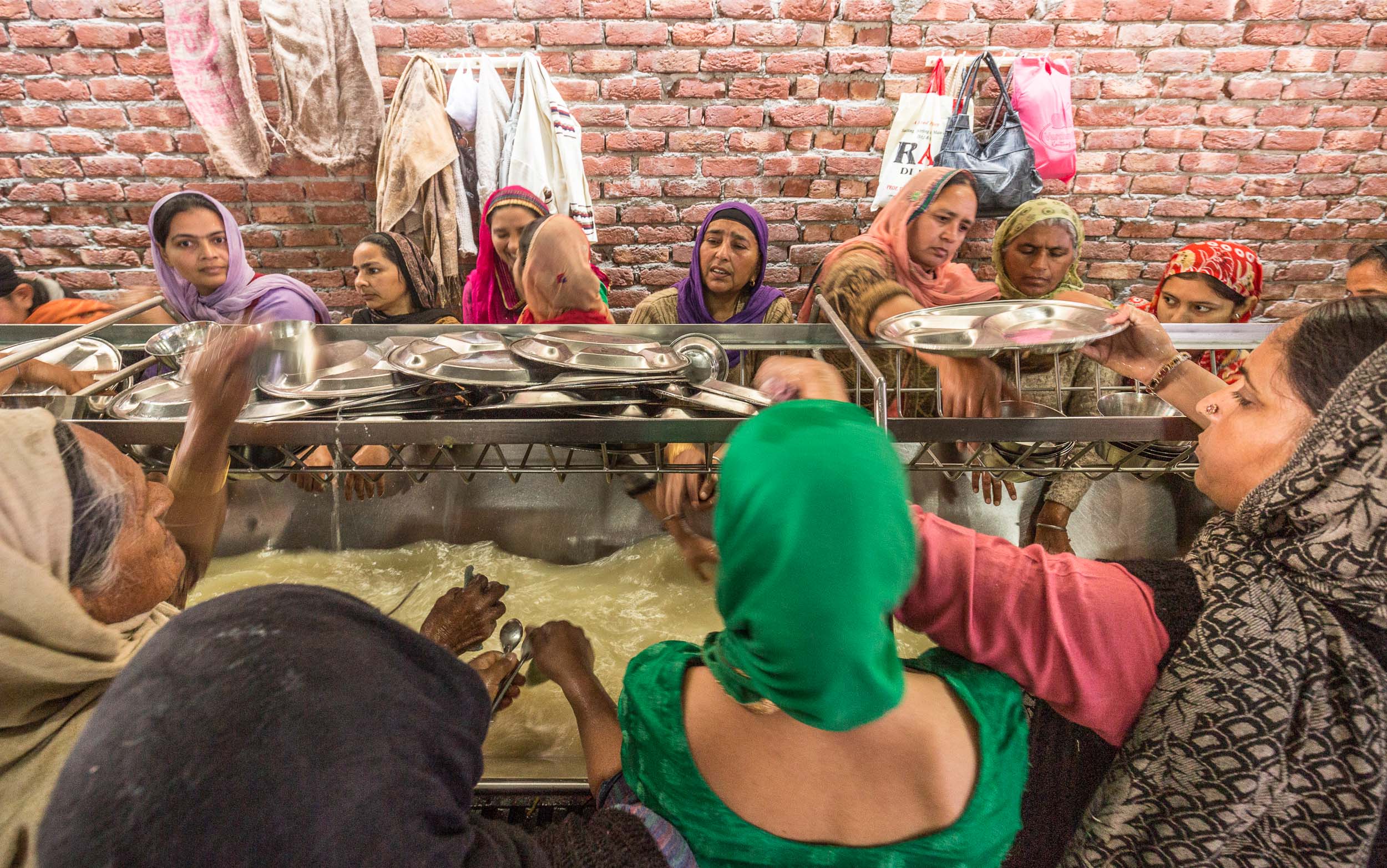 India-Punjab-Amritsar-Golden-Temple-Women-Washing-Dishes