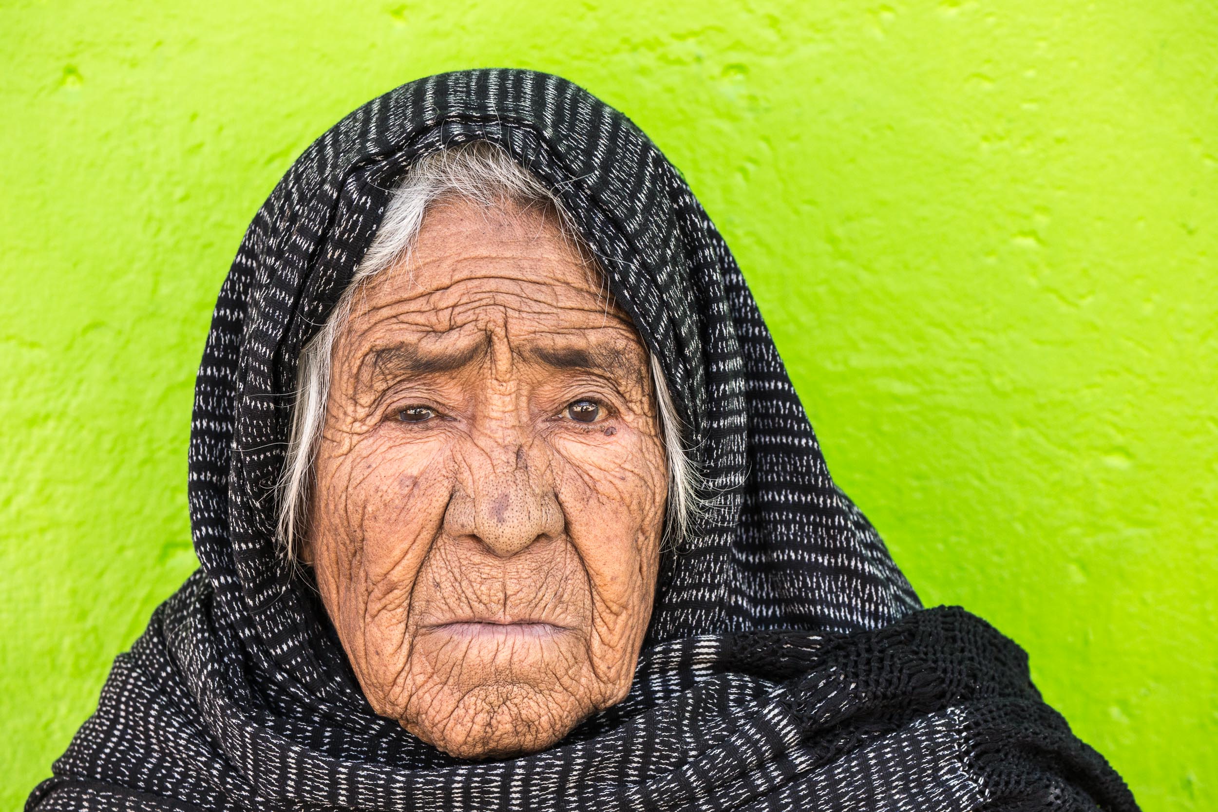 Mexico-Oaxaca-Miahuatlan-Old-Woman-Green-Wall
