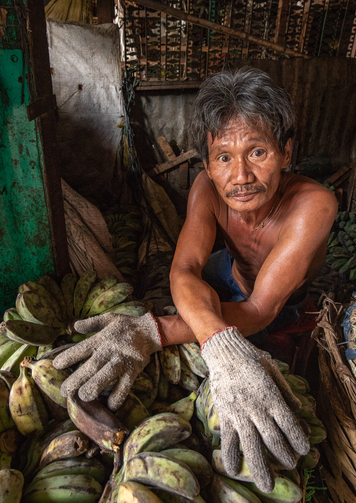 Philippines-Cebu-Bananas-Hands